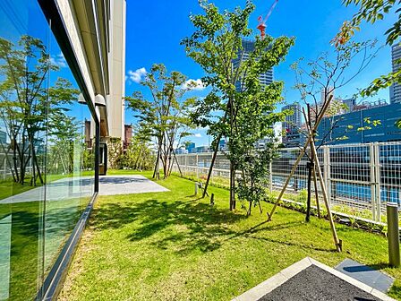 マンションの敷地内には、中庭もございます。