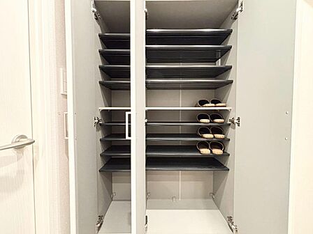 家電やスーツケース、ストック品など何でも片付く嬉しい空間です。