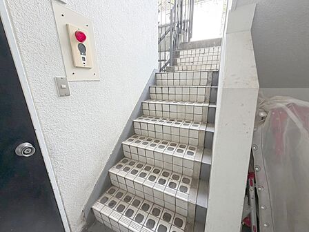 共用部の階段です。明るく清潔に管理されています。