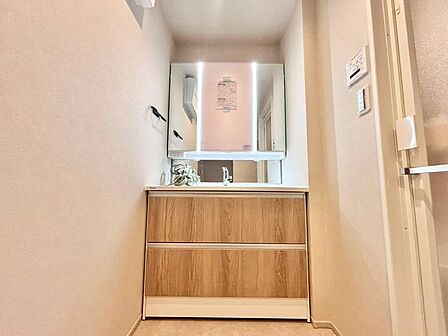 清潔感を感じられる洗面化粧台。