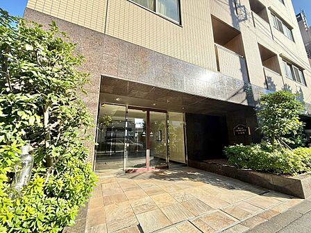 上質感漂う玄関アプローチです。