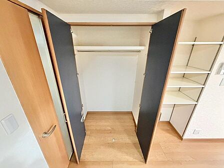 収納スペースが付いていて、お部屋を広く使っていただけます。