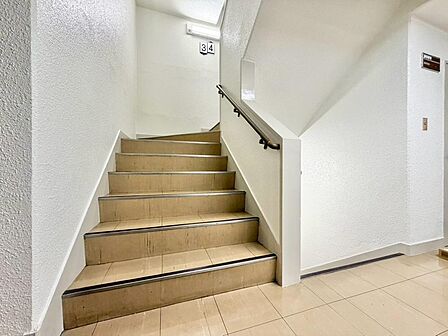 共用部の階段です。明るく清潔に管理されています。
