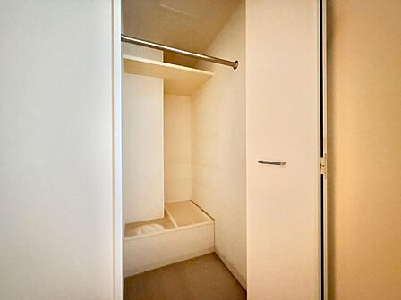家電やスーツケース、ストック品など何でも片付く嬉しい空間です。