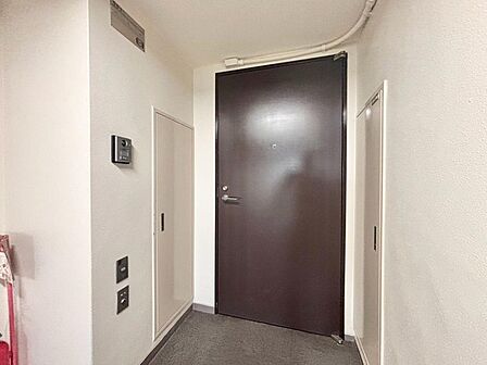清潔感のある落ち着いた雰囲気の玄関です。