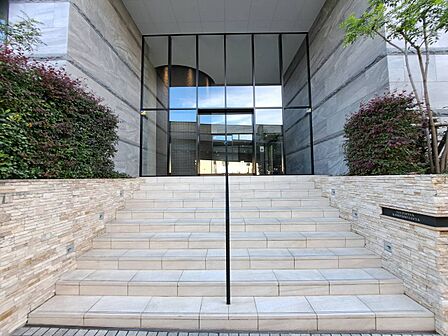 共用部の階段です。明るく清潔に管理されています。