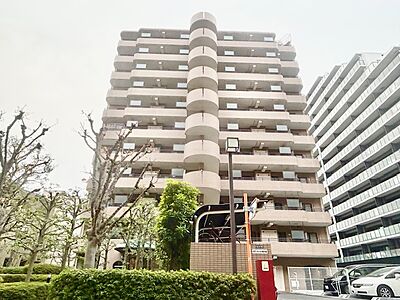 外観：重厚感のある外観が目を引くマンション。ゆったりと落ち着いた時間をお過ごしいただけます。