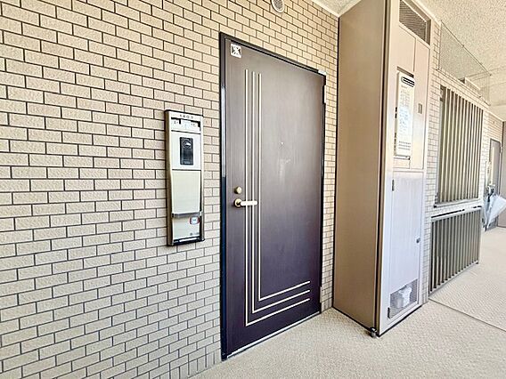 玄関ドアを開け...