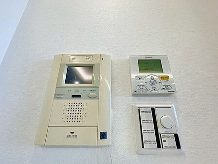 来訪者の確認ができるモニター付きインターホン完備。