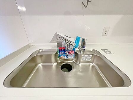 キレイなお水がいつでも、安心して飲める浄水器内蔵型水栓付き。