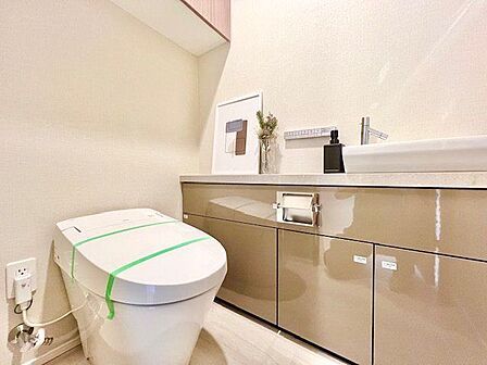 毎日使うものだから、「シンプルでムダのないデザイン」で空間と調和するタンクレストイレ。