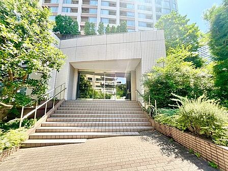 すっきりとしたエントランスは、明るく見通しが良いので防犯面でも安心して出入りして頂けます。