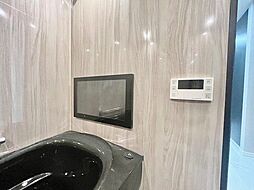 おふろの「おいだき」ができるリモコンと浴室TVを設置。