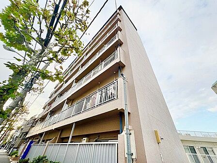 豊かな住環境に恵まれたレジデンス。明るさとぬくもりを感じる、落ち着いた佇まい。