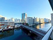 落ち着いた街並みの中で、穏やかな日常を感じられるお住まいです。