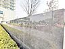 エントランス：重厚感のあるマンション名プレートは、安らぎと癒やしの住まいへ帰宅するご家族様を温かく迎えてくれます。