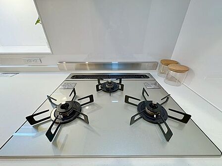 忙しいときでも一度にたくさんの料理が作れる3口コンロ。使い勝手の良さを考えました。