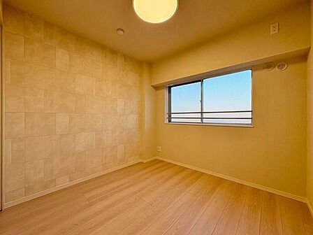 居心地のいい暮らしには欠かせない眩い採光。窓からこの空間に降り注ぐ採光が絶えません。