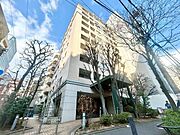 青空に溶け込む外観と陽だまりのような温もりを感じる住環境。心地よさと上質さを兼ね備えたお住まいです。