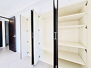 充分な収納スペースを確保。居室内に余計な家具を置く必要がないので、シンプルですっきりとした暮らし。