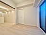 洋室：ナチュラルカラーのフローリングのお部屋は、温かみを感じさせリラックスをもたらす効果があります。