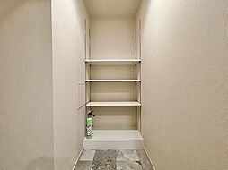 サンダルからブーツまで収納力豊かなシューズクロークで玄関周りがすっきり片付きます。