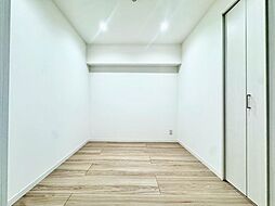 木の温もりがやさしい、フローリングのお部屋です。ゆっくり趣味の時間を楽しめます。
