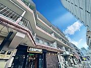 住まう方々が歳月をかけて育んだ豊かな歴史を感じるマンション。気品溢れる佇まいが暮らしを素敵に変える。