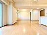室内：リビング・ダイニングは、シックでモダンな内装。落ち着いた雰囲気に包まれて、伸びやかな空間。