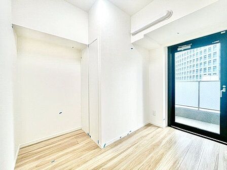 自然光が差し込む落ち着いた印象のお部屋。やわらかな光がリラックスタイムへと誘います。