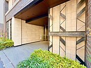 スタイリッシュに加え質感があり機能的でもあるエントランス。邸宅へ導くアプローチが気分を高めてくれます。