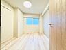 寝室：一日の疲れをいやしてくれる洋室。時を忘れて過ごす場所として過ごせるお部屋。
