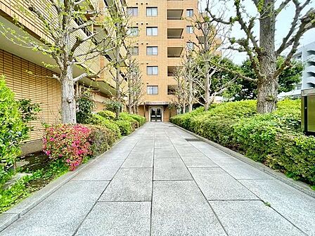 環境に調和した気品漂う外観。落ち着きのある上質な空間へといざないます。
