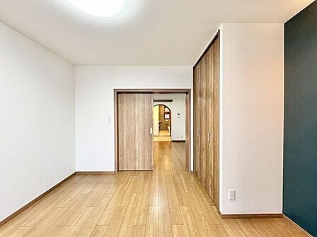 ナチュラルカラーのフローリングのお部屋は、温かみを感じさせリラックスをもたらす効果があります。