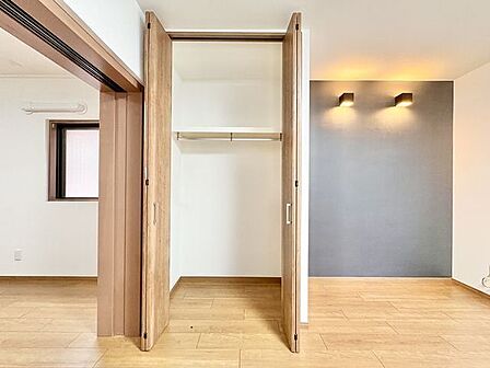 クローゼットをご用意。タンスなどを置かなくてもいいので、お部屋を広く使うことができます。