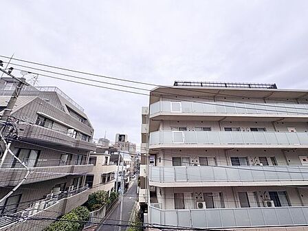 落ち着いた街並みの中で、穏やかな日常を感じられるお住まいです。