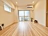 室内：太陽の恵みを一気に受けたあたたかいお住まい。明るく風通しの良い開放感のある空間。
