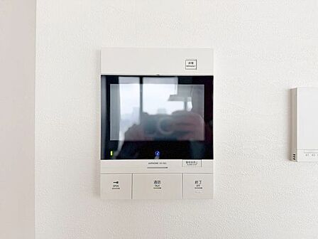 来訪者の確認ができるモニター付インターホン完備で安心。