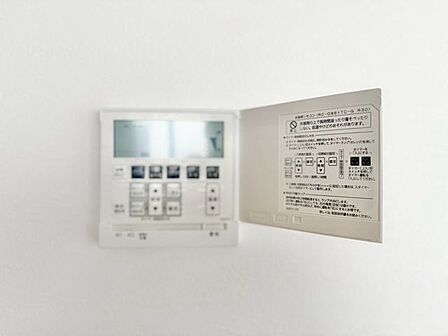 部屋全体を足もとから温める床暖房システム採用。室内の空気を汚さず、暖かく快適な空間に。