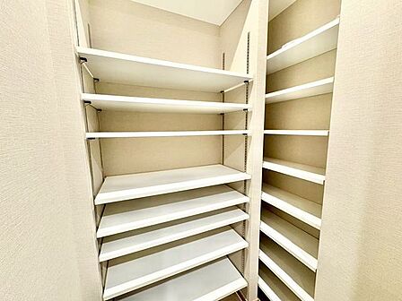 家族の靴をたっぷり収納できるシューズインクローゼット付きです。