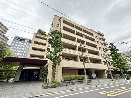 街並みに自然と馴染む色を基調とした外観は、温かみのある色合いが全体を包み、やさしい雰囲気を感じます。