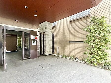 格調高いデザイン性を持つエントランスは、住む方のプライドを満たすクオリティ。