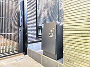 留守にしがちな生活でも安心な宅配ボックスを完備。再配達を頼む手間を省ける嬉しい設備です。