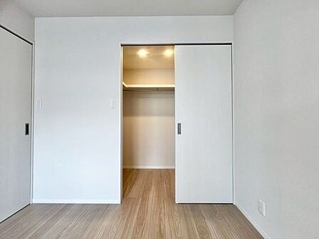 大容量収納可能なウォークインクローゼットはシーズンオフの服や普段使わない物をたくさん収納できます。