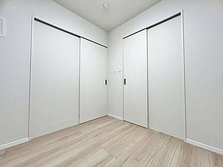 木のぬくもりを感じられる、のびのびとした明るい洋室です。いつまでも快適に暮らせる空間が広がります。