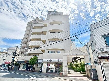 静かに時を刻むヴィンテージマンション。開放感豊かな景色が広がり、さわやかな暮らしが叶う住まいへ。