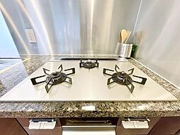 忙しいときでも一度にたくさんの料理が作れる3口コンロ。使い勝手の良さを考えました。