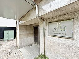 落ち着いた色を基調としたエントランス。訪れる人を優しく迎え入れます。