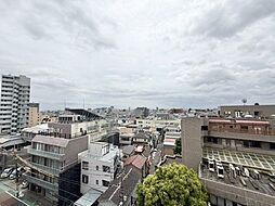 遮るもののない開放感あふれる眺め。ほっと一息つける癒しの空間。