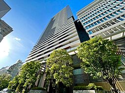 陽の光に包まれ、青空と調和する洗練された住まい。心地よさと上質さを兼ね備えた邸宅です。